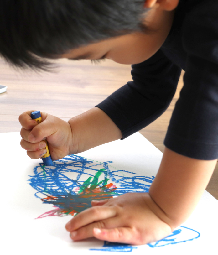 男の子が絵を描く様子