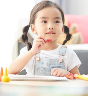 女の子が絵を描く様子
