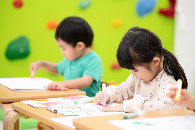 アート活動を楽しむ子ども