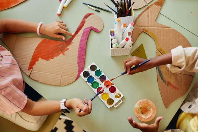 作品制作中の子ども