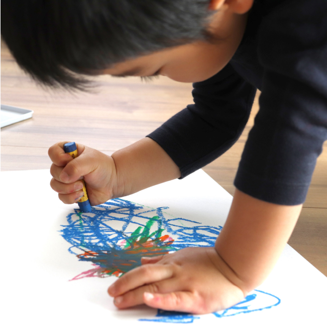 男の子が絵を描く様子