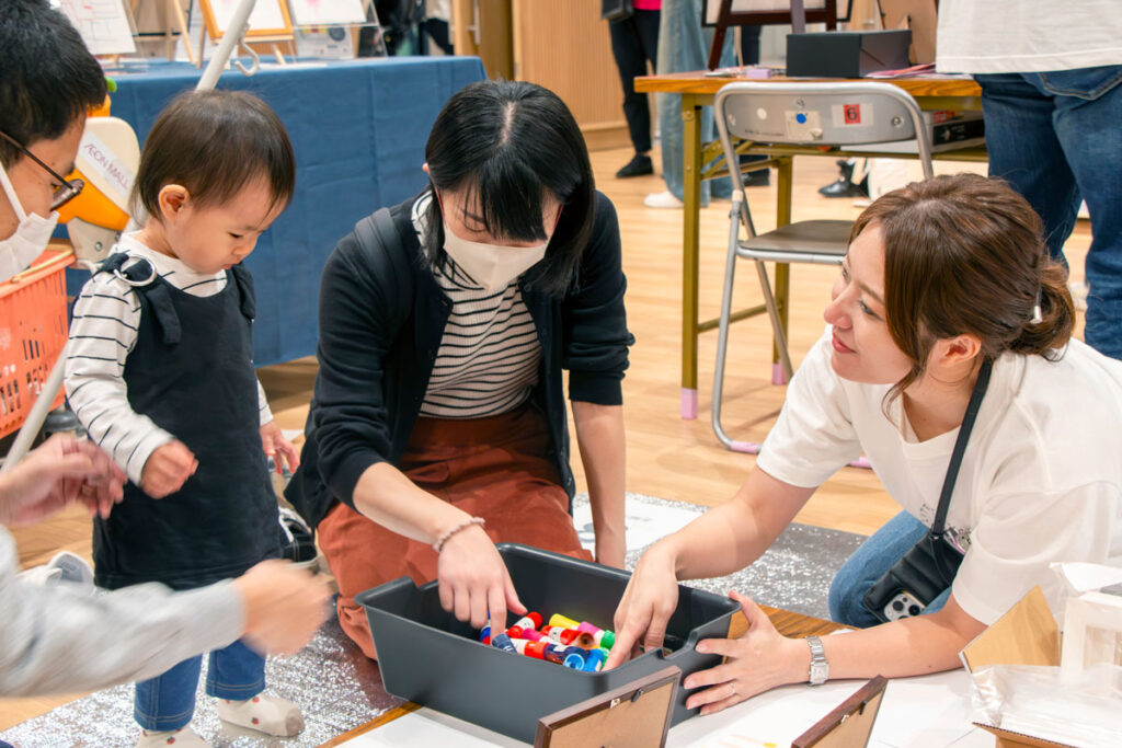 ちいさな美術館の館長と親子で談笑している様子