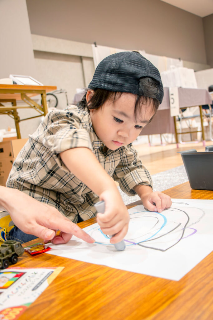 ちいさな美術館のブースでアート体験をされているお子さま